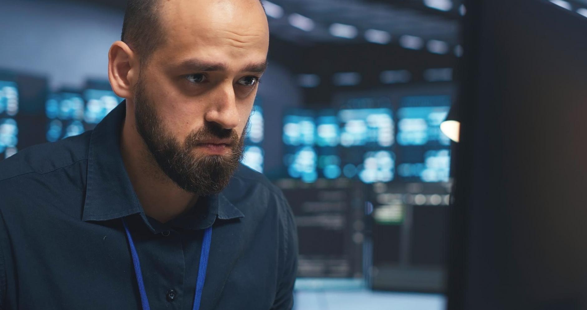 Ontwikkelaar werkt aan Unity interface met casino game elementen op meerdere schermen